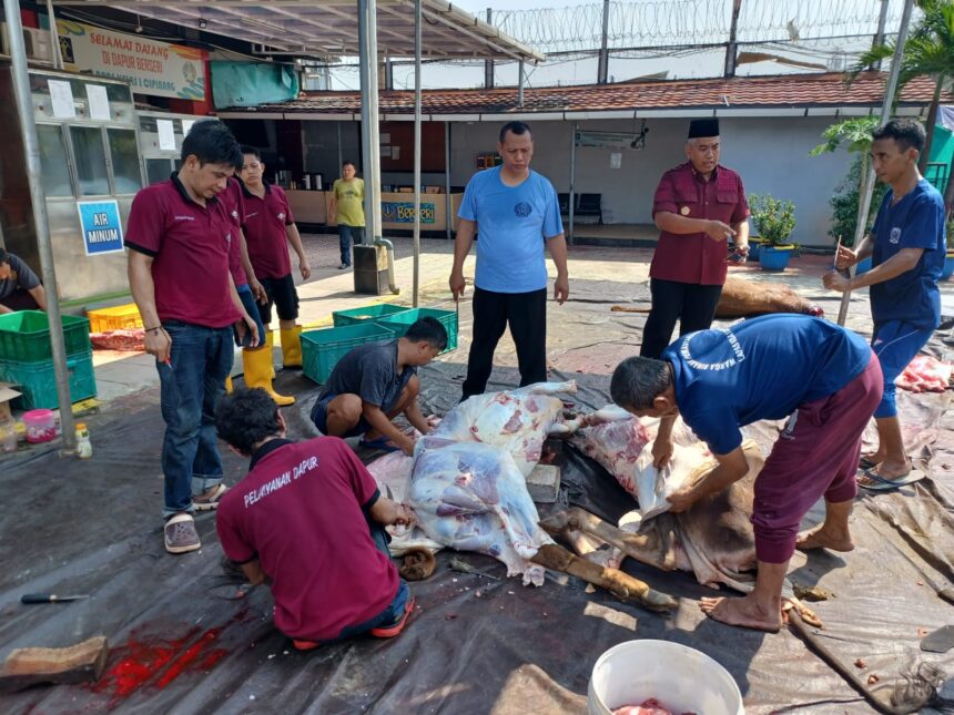 Lapas Kelas I Cipinang, Jatinegara, Jakarta Timur, saat melaksanakan pemotongan hewan kurban dan langsung mendistribusikan daging kurban untuk warga sekitar, Senin (17/6/2024) siang. Foto: Joesvicar Iqbal/Dok/ipol.id