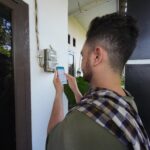 Alex (30) sedang melakukan pengisian token listrik melalui aplikasi PLN Mobile sambil mengecek berbagai fitur di aplikasi PLN Mobile.