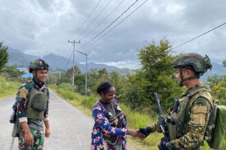 Satgas Yonif 509 Kostrad terus berupaya menciptakan suasana harmonis dan saling percaya antara TNI dan warga setempat. Foto: Satgas Yonif 509 Kostrad