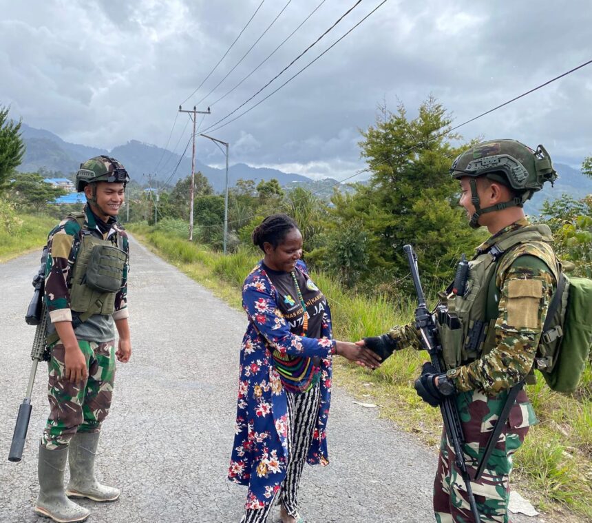 Satgas Yonif 509 Kostrad terus berupaya menciptakan suasana harmonis dan saling percaya antara TNI dan warga setempat. Foto: Satgas Yonif 509 Kostrad