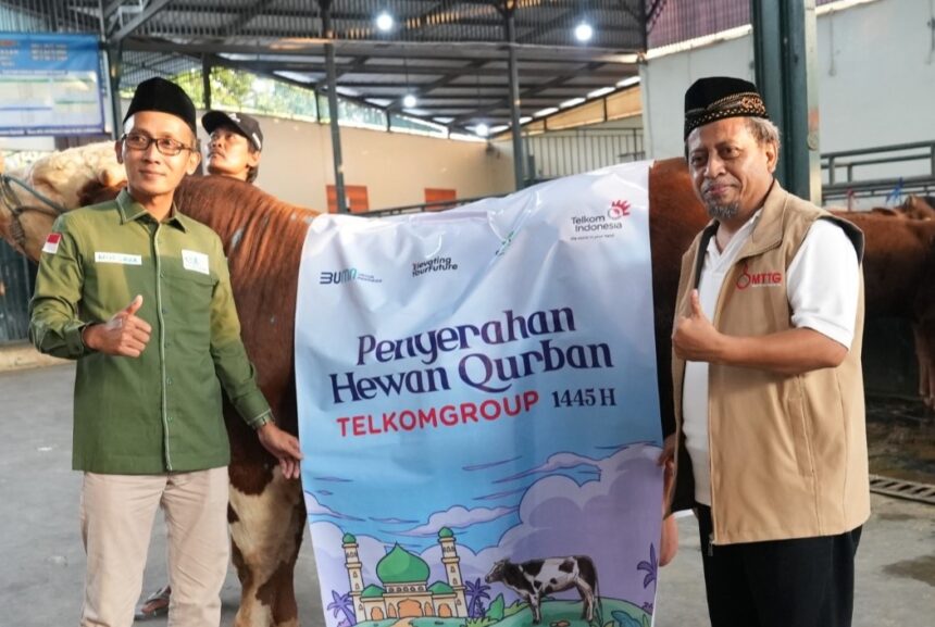 Ketua Umum Majelis Taklim TelkomGroup (MTTG) Pusat Agus Riyono (kanan) menyerahkan hewan kurban secara simbolis kepada Sekretaris LazisNU Pusat, Moesava di Jakarta, Sabtu (15/6/2024). Foto: Telkom Indonesia