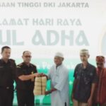 Kejaksaan Tinggi (Kejati) DKI Jakarta saat menyalurkan daging qurban kepada masyarakat, Rabu (19/6/2024). Foto: Seksi Penkum Kejati DKI Jakarta