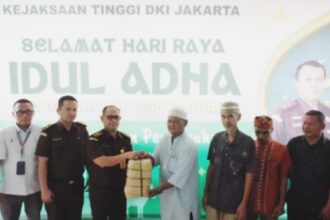 Kejaksaan Tinggi (Kejati) DKI Jakarta saat menyalurkan daging qurban kepada masyarakat, Rabu (19/6/2024). Foto: Seksi Penkum Kejati DKI Jakarta