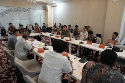 Suasana rapat antara jajaran Pemprov Sulsel dan manajamen W Super Club. Foto: dok humas