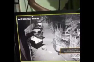 Tawuran kelompok remaja dengan warga di RW 08, Kelurahan Jatinegara Kaum, Kecamatan Pulogadung, Jakarta Timur, Selasa (18/6/2024) terekam kamera CCTV. Foto: Ist