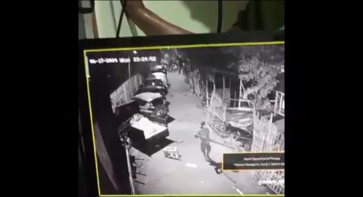 Tawuran kelompok remaja dengan warga di RW 08, Kelurahan Jatinegara Kaum, Kecamatan Pulogadung, Jakarta Timur, Selasa (18/6/2024) terekam kamera CCTV. Foto: Ist