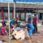 Lapas Kelas I Cipinang, Jatinegara, Jakarta Timur, saat melaksanakan pemotongan hewan kurban dan langsung mendistribusikan daging kurban untuk warga sekitar, Senin (17/6/2024) siang. Foto: Joesvicar Iqbal/Dok/ipol.id