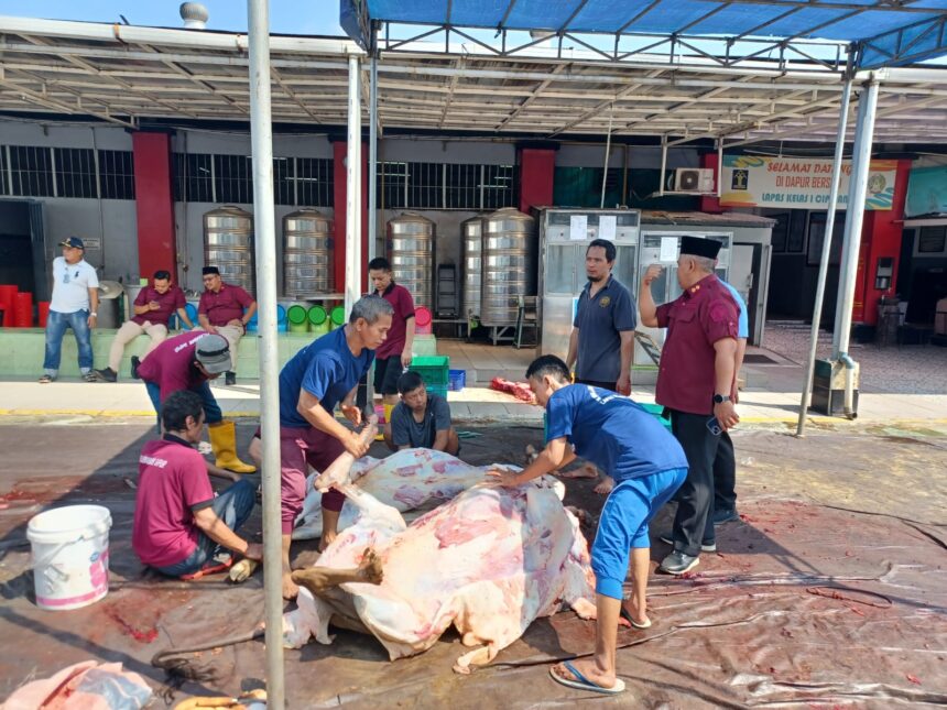 Lapas Kelas I Cipinang, Jatinegara, Jakarta Timur, saat melaksanakan pemotongan hewan kurban dan langsung mendistribusikan daging kurban untuk warga sekitar, Senin (17/6/2024) siang. Foto: Joesvicar Iqbal/Dok/ipol.id