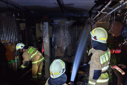 Suasana sejumlah petugas Damkar memadamkan api yang membakar satu unit rumah tiga lantai di Jalan Usman Naim, Kelapa Dua Wetan, Ciracas, Jakarta Timur, Jumat (21/6/2024) malam. Foto: Ist