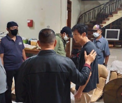 Limantoro Santoso, terpidana kasus penipuan jual-beli tembakau senilai Rp9,4 miliar ditangkap di sebuah rumah, di Ngagel Jaya Indah, Kota Surabaya, Provinsi Jawa Timur, Kamis (20/6/2024) malam. Foto: Satgas SIRI Kejaksaan Agung