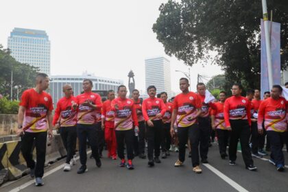 Menteri Koordinator Bidang Politik, Hukum dan Keamanan Marsekal TNI (Purn) Hadi Tjahjanto dalam giat jalan santai yang diadakan oleh Kepolisian RI di Lapangan Bhayangkara Mabes Polri. Foto: Dok Kemenko Polhukam