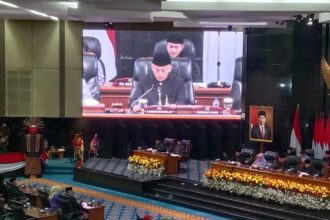 Ketua DPRD DKI Jakarta, Prasetyo Edi Marsudi saat memimpin sidang paripurna. Foto: Sofian/ipol.id