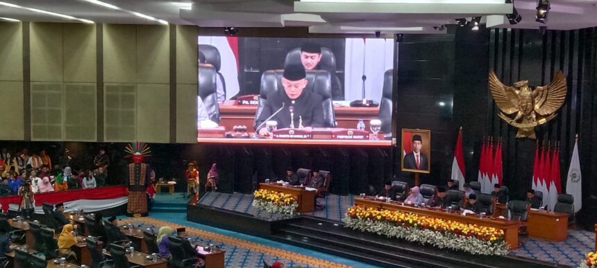 Ketua DPRD DKI Jakarta, Prasetyo Edi Marsudi saat memimpin sidang paripurna. Foto: Sofian/ipol.id