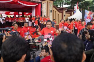 Kasad Jenderal Maruli Simanjuntak di hadapan awak media usai mengikuti kegiatan jalan santai (Fun Walk) dalam rangka HUT ke-78 Bhayangkara di Jakarta Selatan, Sabtu (22/6/2024). Foto: Dispenad