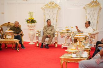 Penjabat Gubernur Sulawesi Selatan (Sulsel) Prof Zudan Arif Fakrulloh menerima kunjungan Direktur Utama PT Semen Tonasa, Asruddin, di Rumah Jabatan Gubernur, Jumat (21/6/2024) malam. Foto: Pemprov Sulsel