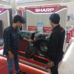Konsultan Sharp sedang menjelaskan mengenai fitur pada produk mesin cuci Sharp
