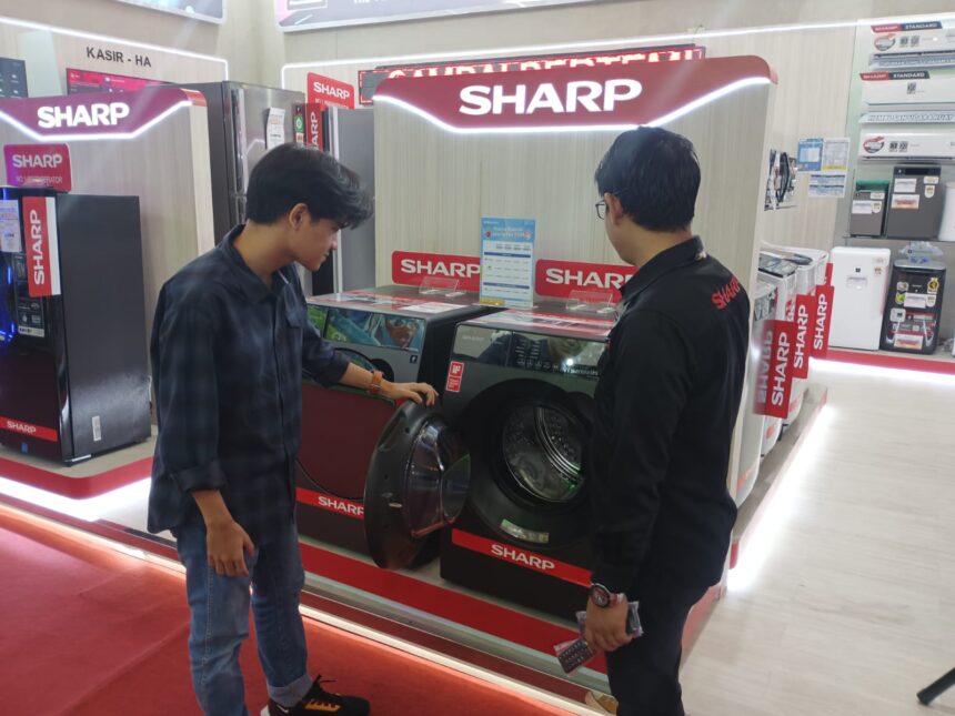 Konsultan Sharp sedang menjelaskan mengenai fitur pada produk mesin cuci Sharp