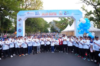 Pj Gubernur Sulsel berfoto bersama jajaran RSUD Labuang Baji dan masyarakat dalam acara jalan santai. Foto: dok humas