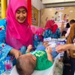 Kegiatan Alfamart dan Sweety saat mengadakan rangkaian program posyandu di Alfamart Palem Lima, Kelurahan Petukangan Utara, Kecamatan Pesanggrahan, Jakarta Selatan, Senin (24/6/2024). Foto: Ist