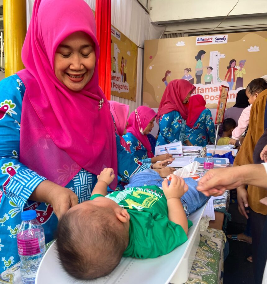 Kegiatan Alfamart dan Sweety saat mengadakan rangkaian program posyandu di Alfamart Palem Lima, Kelurahan Petukangan Utara, Kecamatan Pesanggrahan, Jakarta Selatan, Senin (24/6/2024). Foto: Ist