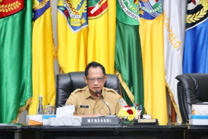 Menteri Dalam Negeri (Mendagri) Muhammad Tito Karnavian meminta pemerintah daerah (Pemda) tidak mengonversi lahan pertanian untuk urusan lain seperti perumahan maupun industri.