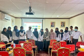Tim BPJS Ketenagakerjaan Jakarta Grha BPJamsostek menggelar sosialisasi alur manfaat klaim Jaminan Kecelakaan Kerja (JKK) di Puskesmas Kecamatan Taman Sari, Jakarta Barat.