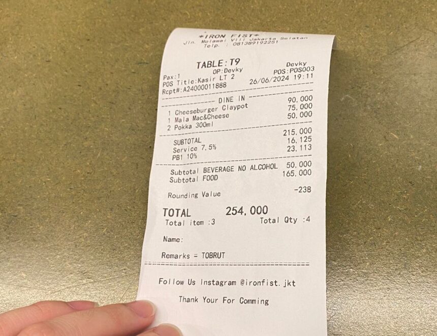 Bukti pembayaran resto Iron Fist yang memberi nama pelanggan dengan nama tidak pantas. (X @radennisya)