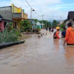 Kondisi banjir di Kabupaten Bolaang Mongondow, pada Rabu (26/6/2024). Petugas gabungan melakukan penanganan evakuasi warga terdampak. Foto: BPBD Kab Bolaang Mongondow