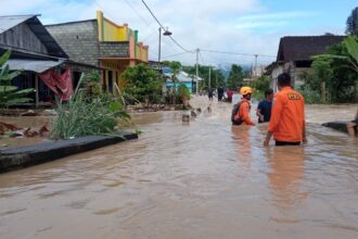 Kondisi banjir di Kabupaten Bolaang Mongondow, pada Rabu (26/6/2024). Petugas gabungan melakukan penanganan evakuasi warga terdampak. Foto: BPBD Kab Bolaang Mongondow