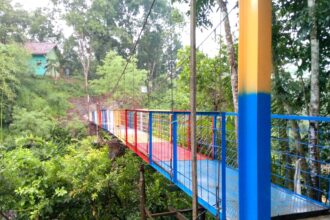 PT Telkom Indonesia (Persero) Tbk berinisiatif untuk merekonstruksi jembatan di Desa Cimahpar, Kabupaten Sukabumi, guna memudahkan warga desa dalam akses menuju area pertanian, sekolah, serta puskesmas. Foto: PT Telkom Indonesia