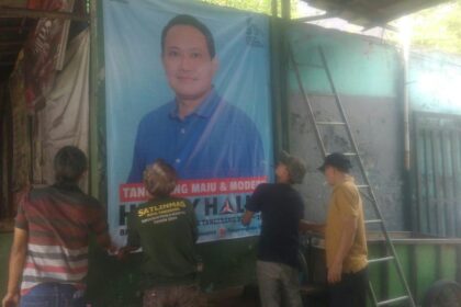 APK Bakal Calon Walikota Tangerang, Helmy Halim di jalan-jalan di Kota Tangerang. Foto: Ist