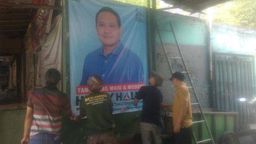 APK Bakal Calon Walikota Tangerang, Helmy Halim di jalan-jalan di Kota Tangerang. Foto: Ist