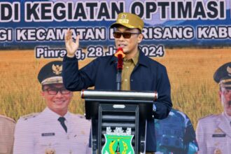 Prof Zudan Arief Fakhrulloh, Penjabat Gubernur Sulawesi Selatan, di sela Panen Raya Padi Optimasi Lahan Rawa di Kabupaten Pinrang, Jumat (28/6/2024). Foto: Pemprov Sulawesi Selatan