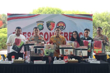 Wakapolresta Bandara Soetta AKBP Ronald Sipayung beserta jajarannya dalam konferensi pers di Mapolresta Bandara Soetta, Tangerang, Jumat (28/6/2024). Foto: Dok Polresta Bandara Soetta