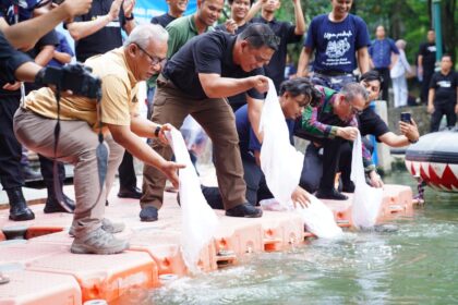 Kapolda DIY, Irjen Pol Suwondo Nainggolan saat melepas ikan. Foto: Dok pribadi