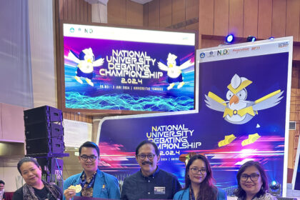 Rektor UKI Prof. Dhaniswara K. Harjono (tengah), diapit oleh juara NUDC 2024 yakni Fransiska Anastasia Hutabarat dan Ramazan Bayram Sofiano. Foto: dok humas UKI