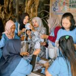 Nasabah Mekaar mengikuti studi banding lanjutan bertema #CariTauLangkahBaru di Sari Timbul Glass Factory, Tegallalang, Bali. Foto: PNM