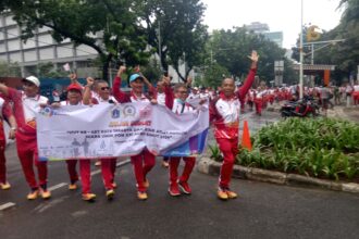 Ribuan atlet Pelatihan Daerah (Pelatda) DKI Jakarta yang akan berlaga di Pekan Olahraga Nasional XXI, Aceh dan Sumatera Utara mengikuti Jalan Sehat. Foto/Ipol
