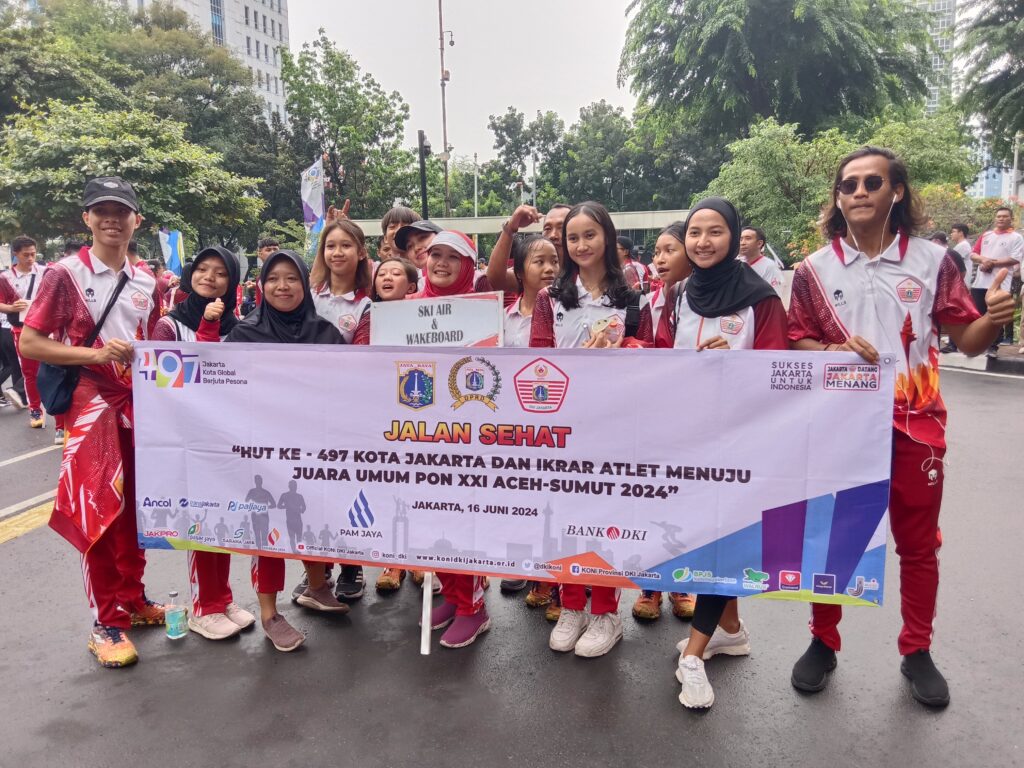 Ribuan atlet Pelatihan Daerah (Pelatda) DKI Jakarta yang akan berlaga di Pekan Olahraga Nasional XXI, Aceh dan Sumatera Utara mengikuti Jalan Sehat. Foto/Ipol