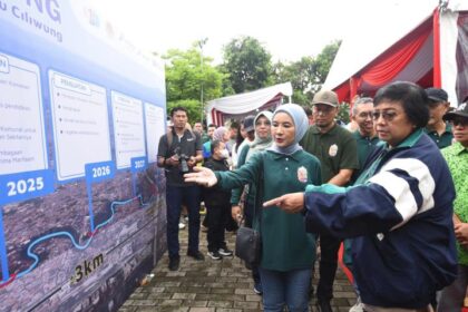 Menteri Lingkungan Hidup dan Kehutanan Republik Indonesia Siti Nurbaya Bakar bersama Direktur Utama Pertamina Nicke Widyawati melihat papan edukasi Gerbang Biru Ciliwung saat acara Festival Ciliwung 2024 di Omah Maja, Margonda, Depok pada Sabtu (15/6/2024). Foto: Dok Pertamina