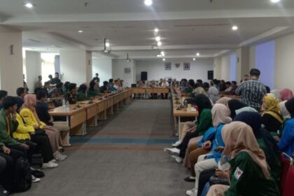 Ratusan mahasiswa mendatangi Gedung DPRD DKI Jakarta. (foto Sofian/ipol.id)