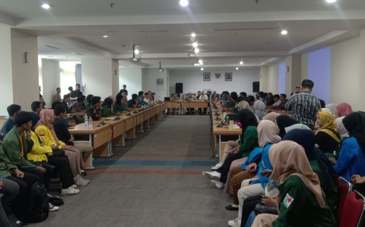 Ratusan mahasiswa mendatangi Gedung DPRD DKI Jakarta. (foto Sofian/ipol.id)