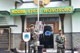 Kodim 0707/Wonosobo menggelar apel luar biasa yang dihadiri oleh seluruh anggota dalam rangka pemeriksaan handphone guna mengantisipasi bahaya judi online dan pinjaman online. Foto: Kodim