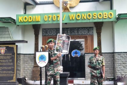 Kodim 0707/Wonosobo menggelar apel luar biasa yang dihadiri oleh seluruh anggota dalam rangka pemeriksaan handphone guna mengantisipasi bahaya judi online dan pinjaman online. Foto: Kodim