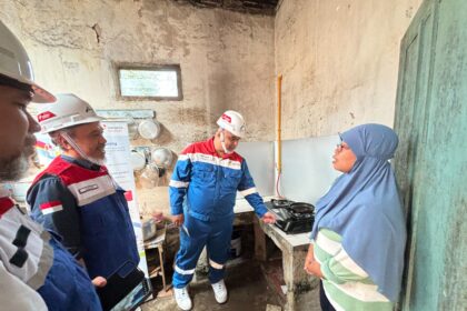 Direktur Teknik dan Lingkungan Migas Kementerian ESDM, Noor Arifin Muhammad, ketika meninjau salah satu rumah warga penerima program jargas di Semarang, Jawa Tengah, Jumat (31/5/2024). Foto: Dok Kementerian ESDM