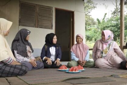 Triska selaku Account Officer (AO) atau Petugas Pendamping di program PNM Mekaar milik PT Permodalan Nasional Madani (PNM) belajar bersama Ibu-Ibu mengenai pengelolaan bank sampah melalui Bank Sampah Bukit Berlian Padalarang. Foto: Ist