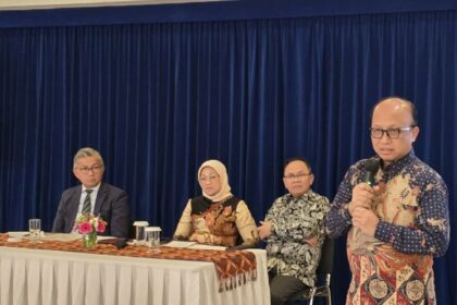 Sekjen Kemnaker Anwar Sanusi saat mendampingi Menteri Ketenagakerjaan melakukan pertemuan dengan Duta Besar Luar Biasa dan Berkuasa Penuh RI untuk Kerajaan Belanda, Mayerfas di Den Haag, Belanda, awal pekan ini. Foto: Kemnaker