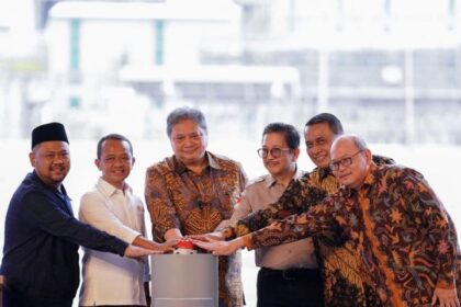 Menko Perekonomian, Airlangga Hartarto, saat meresmikan Smelter PT Freeport Indonesia (PTFI) di Kawasan Ekonomi Khusus (KEK) Gresik, Jawa Timur. Foto: Kemenko perekonomian