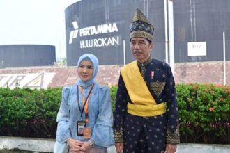 Presiden RI Joko Widodo saat berswafoto bersama Direktur Utama Pertamina Nicke Widyawati di Blok Rokan, Riau. Foto: Dok Pertamina