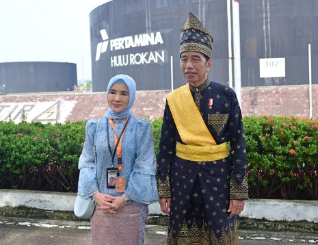 Presiden RI Joko Widodo saat berswafoto bersama Direktur Utama Pertamina Nicke Widyawati di Blok Rokan, Riau. Foto: Dok Pertamina